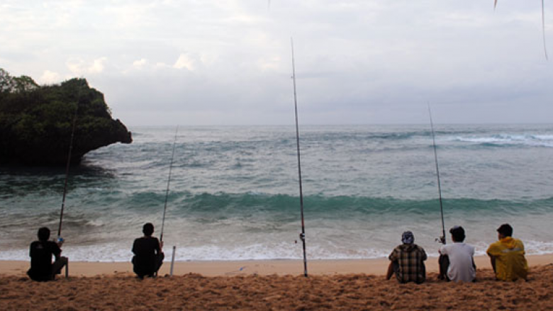 infojogja's tweet photo. ET @radio_widoro: Buat yg hobi mancing ikan, bs di Pantai Ngandong, GK. Saat air pasang, bnyk ikan "monster". #MMS  
https://t.co/ExUQ530ruo