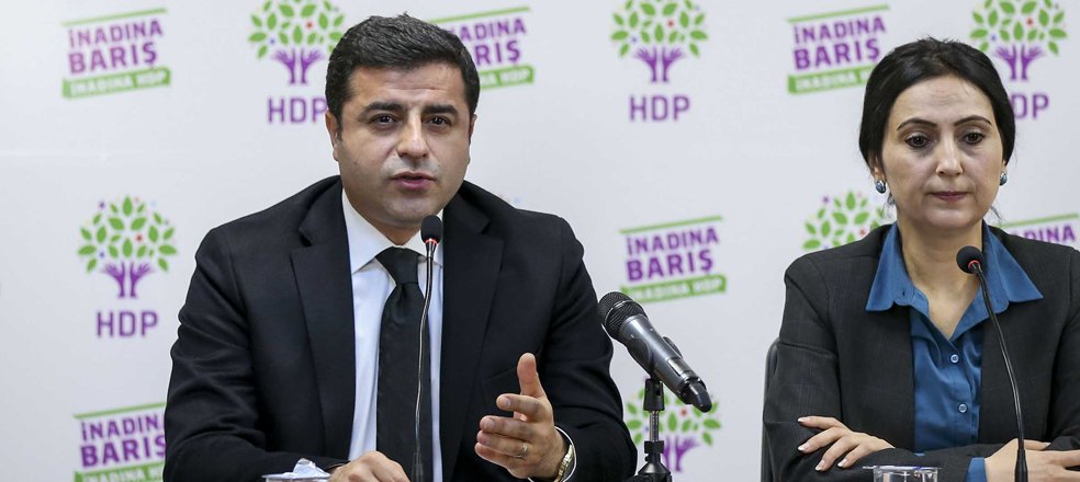 cumhuriyetgzt1's tweet photo. AKP'li vekil hızlı başladı: 

'Sultan'la uğraşan HDP bedelini ödeyecek

https://t.co/uNUpufmjGF https://t.co/IeFxShYtIX