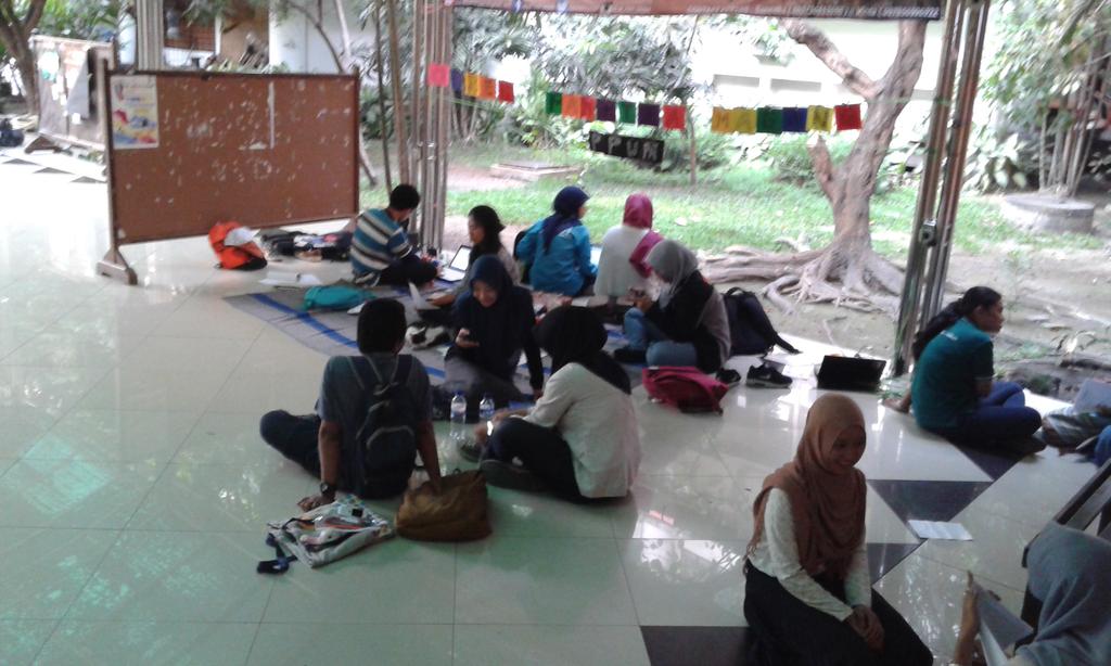 pumfkhunair's tweet photo. Posko PUM 2015 sudah siap kawan !
Oprec panitia magang PPUM 2015 juga sedang berlangsung kawan (2 - 4 nov)
#FLJ https://t.co/uSYc0hnKPU