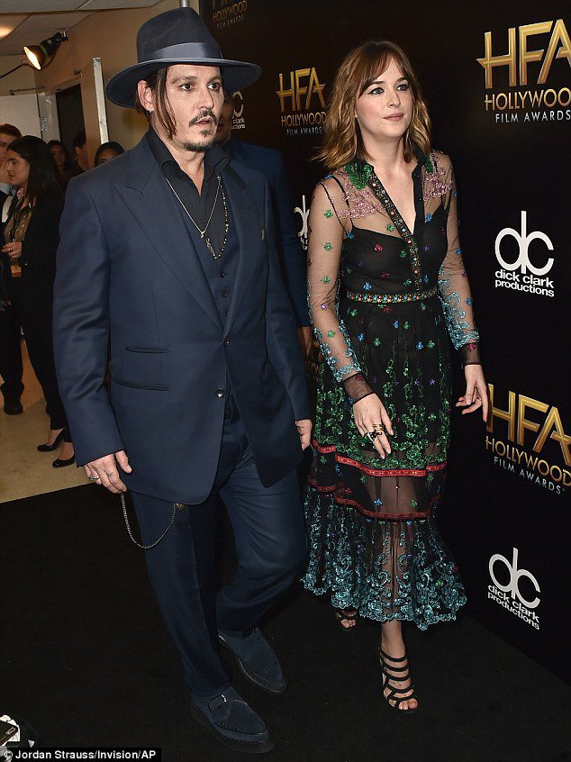 TopDepp's tweet photo. Johnny Depp et Dakota Johnson le 1er Novembre 2015 au #HFA2015 https://t.co/bUgY1SoIda