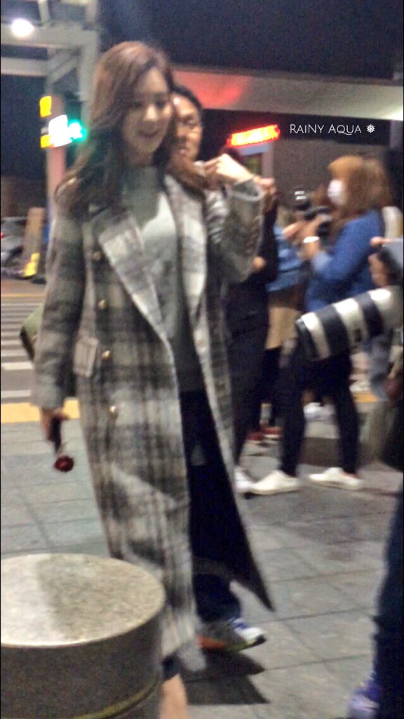 [PIC][02-11-2015]SeoHyun khởi hành đi Thượng Hải - Trung Quốc để cameo cho bộ phim "I married an anti-fan" vào tối nay CSzCk8rVEAABvQl