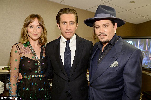 TopDepp's tweet photo. Johnny Depp, Jake Gyllenhaal et Dakota Johnson le 1er Novembre 2015 au #HFA2015 https://t.co/pu6xPp90N8