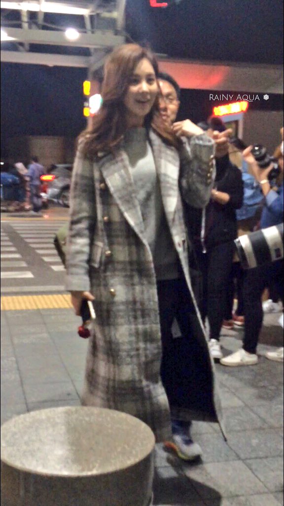 [PIC][02-11-2015]SeoHyun khởi hành đi Thượng Hải - Trung Quốc để cameo cho bộ phim "I married an anti-fan" vào tối nay CSzCkzeUkAAnlmC