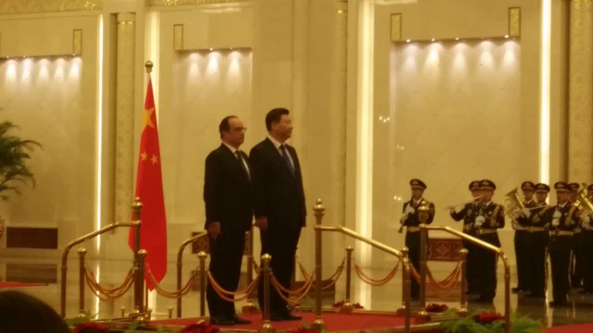 #奥朗德总统访华#今天下午，奥朗德总统抵达北京，并与习近平主席一起在人民大会堂出席欢迎仪式。
