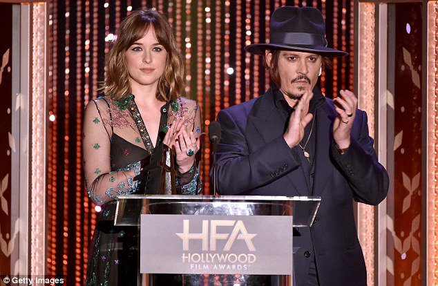 TopDepp's tweet photo. Johnny Depp et Dakota Johnson,  le 1er Novembre 2015 au #HFA2015 https://t.co/bTg1xmlC92