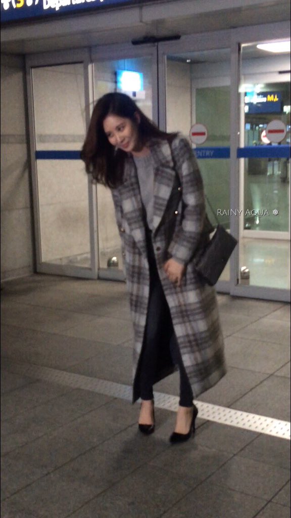 [PIC][02-11-2015]SeoHyun khởi hành đi Thượng Hải - Trung Quốc để cameo cho bộ phim "I married an anti-fan" vào tối nay CSzEMC7UkAAQrVk