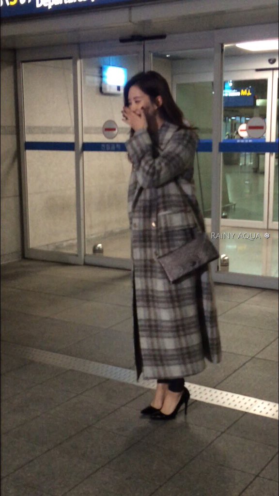 [PIC][02-11-2015]SeoHyun khởi hành đi Thượng Hải - Trung Quốc để cameo cho bộ phim "I married an anti-fan" vào tối nay CSzEMChUkAEpIKe
