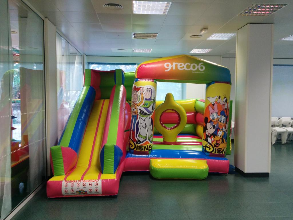 Greco_6's tweet photo. Ya tenemos en Greco6, hinchable nuevo y rocódromo! https://t.co/u8gB38vaIp https://t.co/mIpSDlTPR8