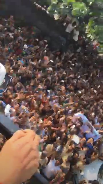bollywoodpataka's tweet photo. WOHOO!!
#SRKLIVE #FANSgoCRAZY @Mannat
#RT for #SRK #HappyBirthdayKingKhan
Watch #LiveVideo https://t.co/t1ajVIA0yg https://t.co/kdKGKLfn1D