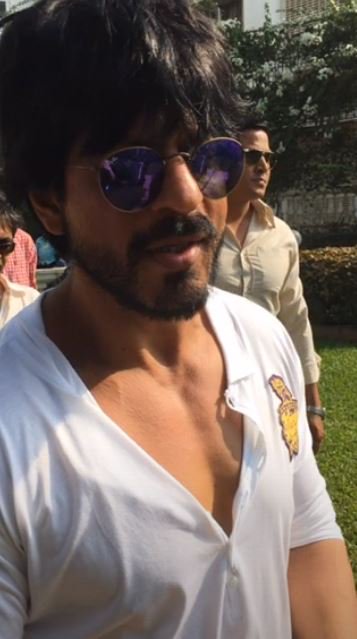 bollywoodpataka's tweet photo. WOHOO!!
#SRKLIVE #FANSgoCRAZY @Mannat
#RT for #SRK #HappyBirthdayKingKhan
Watch #LiveVideo https://t.co/t1ajVIA0yg https://t.co/kdKGKLfn1D