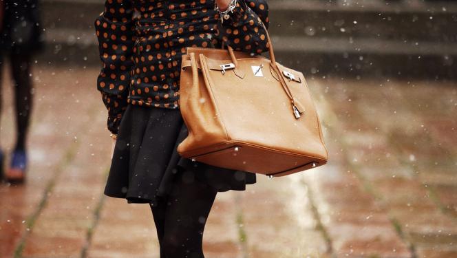 ElHypeMag's tweet photo. ¿Qué hay en el bolso de un político? https://t.co/NKEBzA9uzD @_Jesus_Andres_ @LoeweOfficial @MichaelKors #fashion https://t.co/leVJ9T4JcF