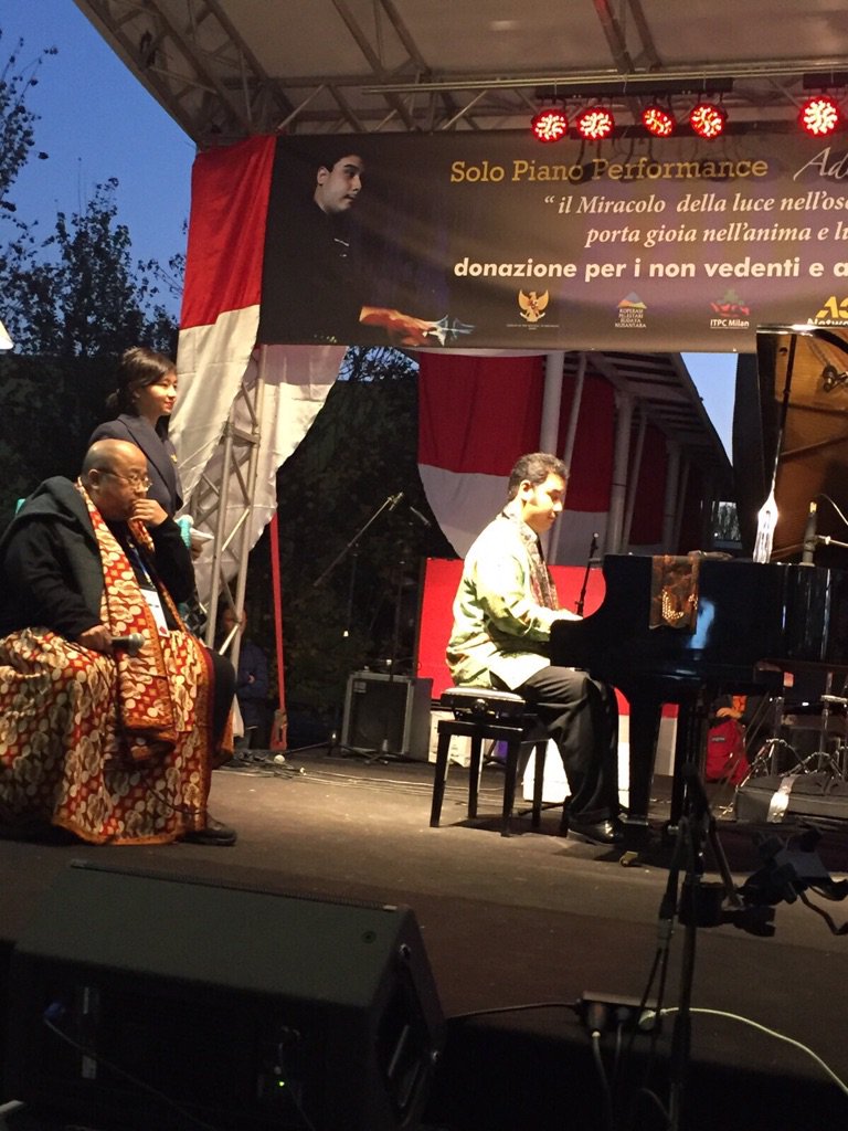 Ade, sang pianis tunanetra dari Indonesia memukau penonton dan berhasil menggalang dana untuk yayasan tuna netra