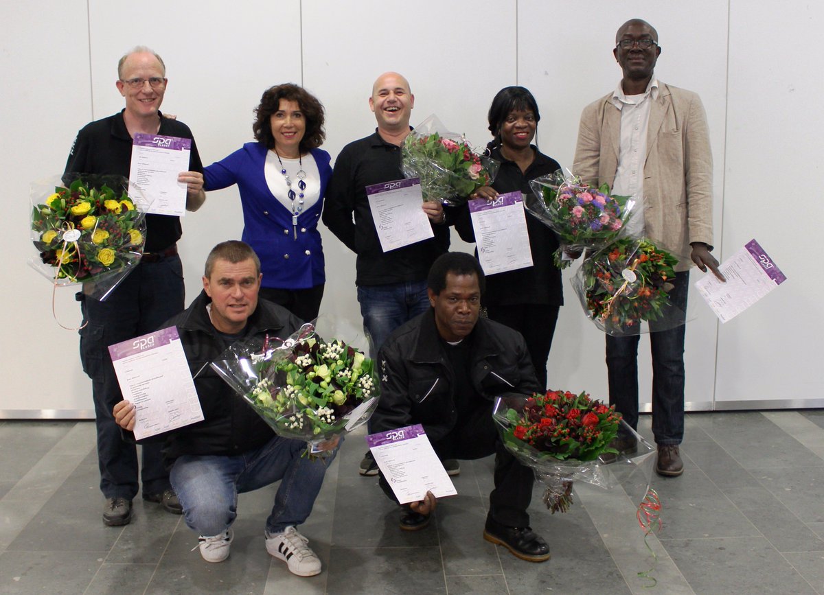 schoonissimpel's tweet photo. Nieuw in #Oost,afval-milieucoaches!Sinds woensdag gecertificeerd,informeren ze bewoners over #afval #Amsterdamschoon https://t.co/P9q0vrDLZs