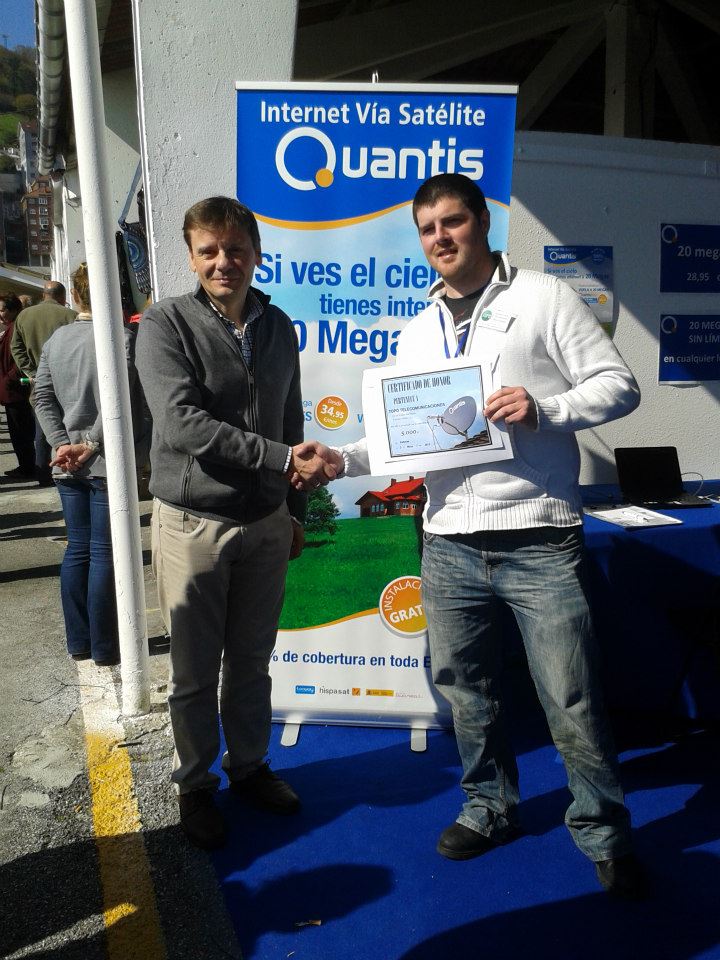 TOPOTELECO's tweet photo. Recibiendo premio al mejor distribuidor de #InternetVíaSatélite de #QUANTIS en Feria de Muestras de Tineo #Asturias https://t.co/L6jbB9CInA