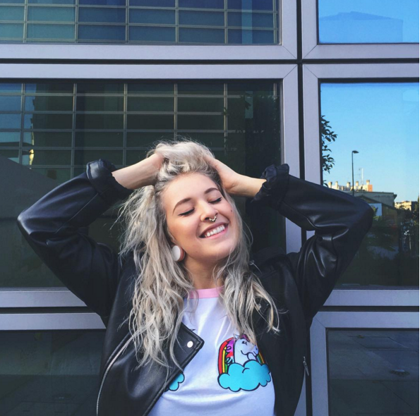fashionpillsES's tweet photo. We <3 Unicorns and we love how @Cixichannel is styling our crop tee available here: https://t.co/0l8tQY4wjF #FPTribe https://t.co/SLAks4h1Jm