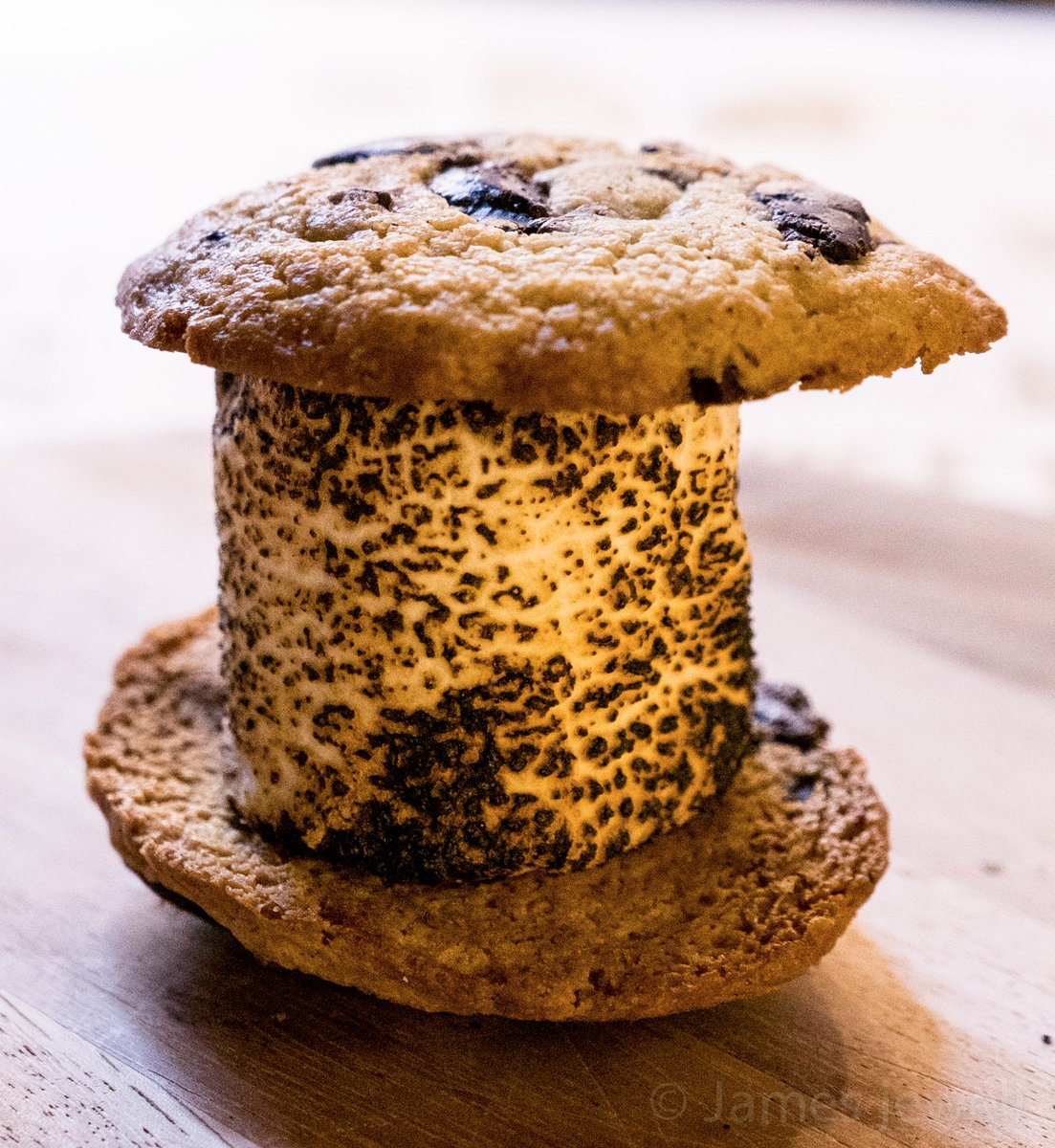 TheMAKTruck's tweet photo. Fall vibes, tall vibes #campfirecookie #chocolatechip #cookie #marshmallow #jumbo #thesweetestplace https://t.co/PxNTVxHjCs