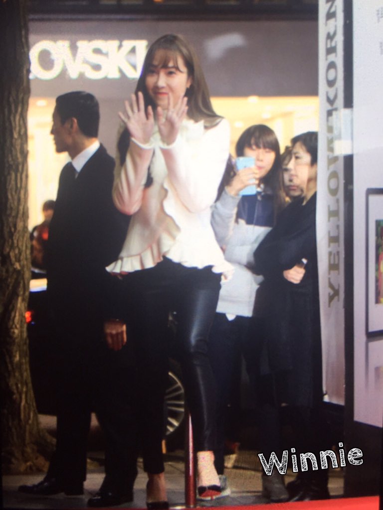 [PIC][02-11-2015]Jessica tham dự buổi Fansign và ra mắt cửa hàng cho "BLANC & ECLARE X KOON" vào chiều nay CSzOS5NUEAA3kak