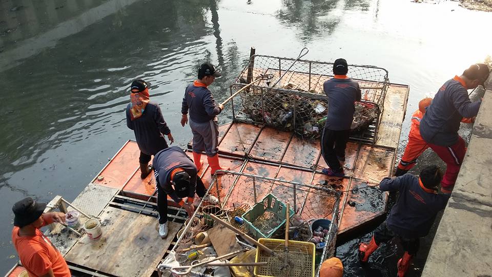 Bencana_ID's tweet photo. 30 Okt '15 Walikota JakPus Mangara Pardede ikut terjun langsung dlm aksi Stop Nyampah di Kali Cideng @BeritaJakarta https://t.co/G1FpBcu5o2