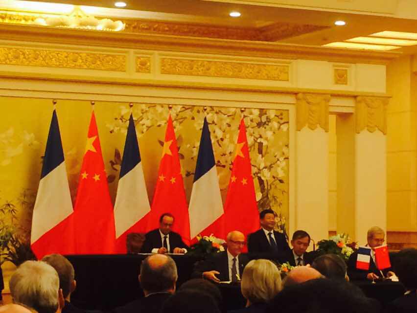 #奥朗德总统访华#奥朗德总统与习近平主席在人民大会堂共同参加签字仪式。