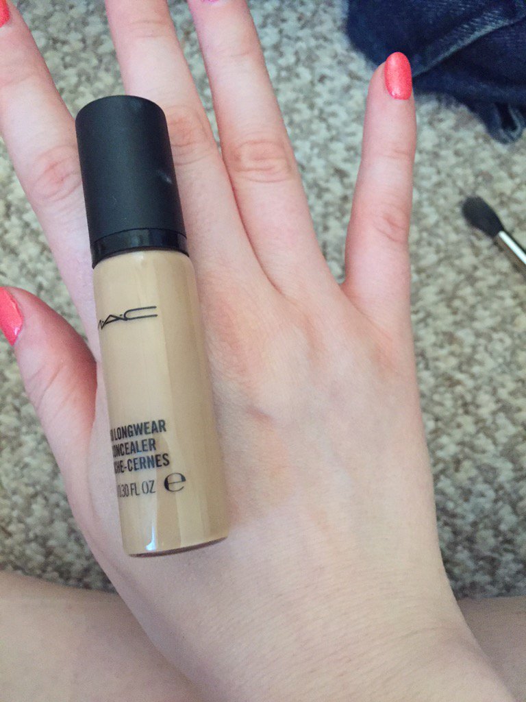loubarbss's tweet photo. When Mac try to sabotage your face &amp; make you look like a twat by selling you a concealer which is a "perfect match" https://t.co/Bi3TLtoVgP