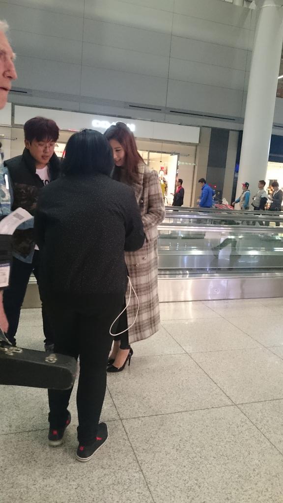 [PIC][02-11-2015]SeoHyun khởi hành đi Thượng Hải - Trung Quốc để cameo cho bộ phim "I married an anti-fan" vào tối nay CSzR7YrU8AEuKPP