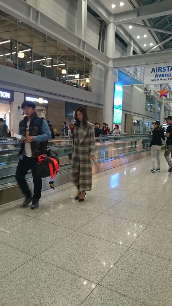 [PIC][02-11-2015]SeoHyun khởi hành đi Thượng Hải - Trung Quốc để cameo cho bộ phim "I married an anti-fan" vào tối nay CSzRsgzUEAAbVON