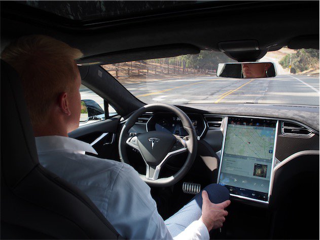 techadd1's tweet image. Tesla&apos;s Model S has new autopilot tech, here&apos;s a video review! goo.gl/B39X3T?7YO