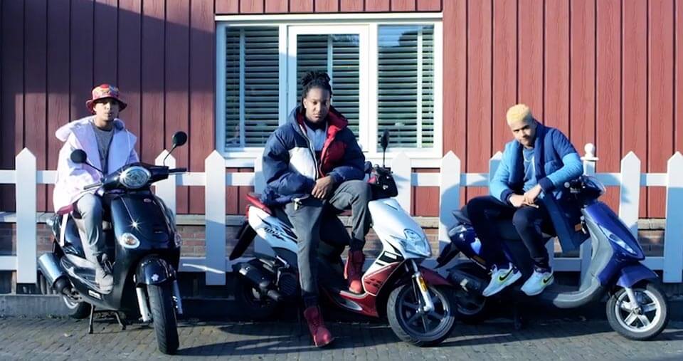 Nieuwe video! @JonnaFraser - Ik Zag Je Staan ft. <a href="/RonnieFlex2907/">Ronell Plasschaert</a> &amp; @IdalyFaal: youtu.be/SaKJw1Oirjo