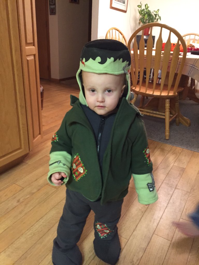 DehaanJames's tweet photo. Lil Frankie at grandmas house https://t.co/nJsB3Hv6Kx