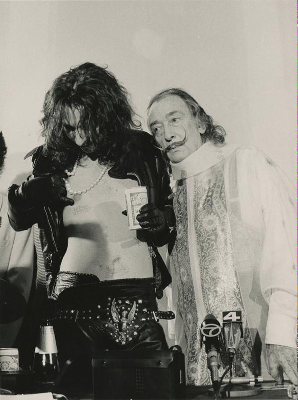 CoinWuTang's tweet photo. Alice Cooper y Salvador Dalí, 1973. https://t.co/y29rCCDz1H