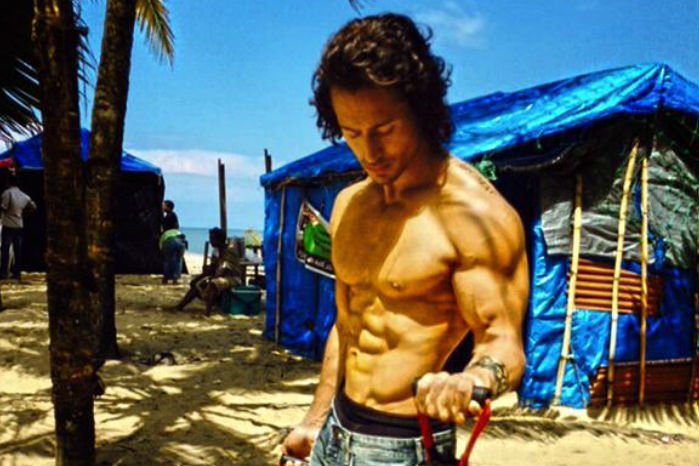 ClapsnSlaps's tweet photo. Check out: @iTIGERSHROFF's jaw-dropping climax for @ShraddhaKapoor starrer #Baaghi - https://t.co/NHKTFJcDrV https://t.co/oAkmVRaGHv