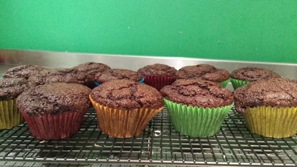 RootsStirling's tweet photo. Vegan chocolate cupcakes just out of the oven! #stirling #vegan #itsmellsgoodinhere https://t.co/nLk4cL77lY