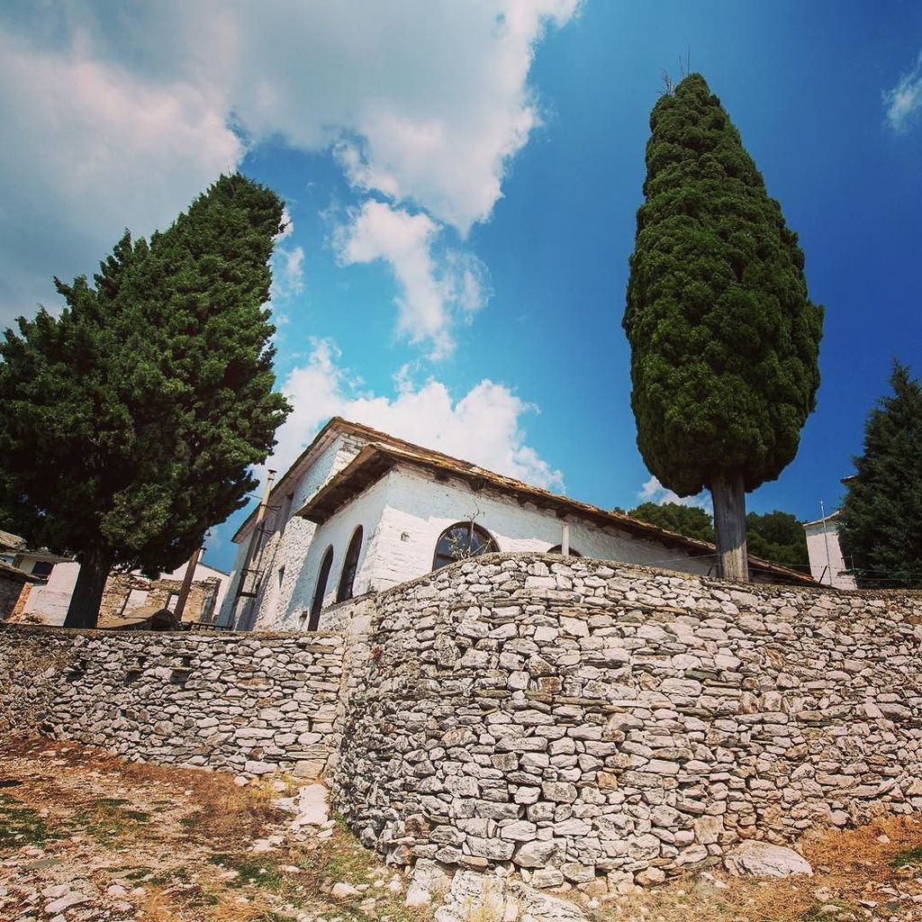 ThassosNow's tweet photo. Old stones, old trees! Kastro is a place of antiquity.
#thassos #thasos #Thassosnow #visit_thassos #photooftheday #… https://t.co/QG4myQ5Qig