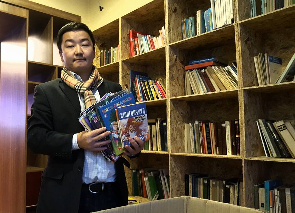 Номтой Нөхөрлөе клуб өөрийн нэрэмжит жижиг номын санд өнөөдөр 1 охин хайрцаг дүүрэн ном авчирч хандивлалаа.