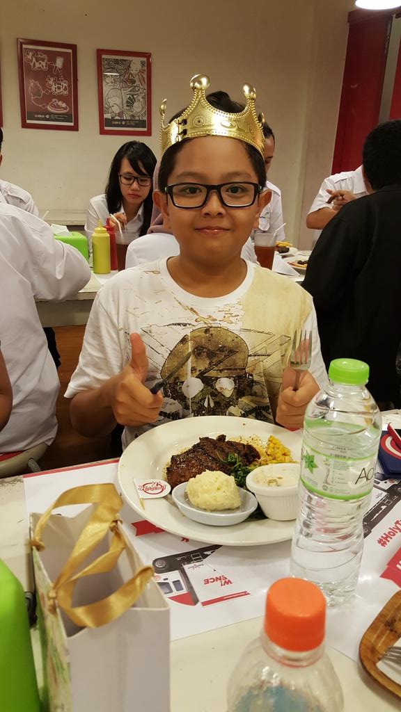 chiymhiy's tweet photo. happy birthday poo kesayangan! Bahagianya bertambah dapet hadiah dari @steakholycow  kelapa gading.. :)) https://t.co/KEjAaFX5jX