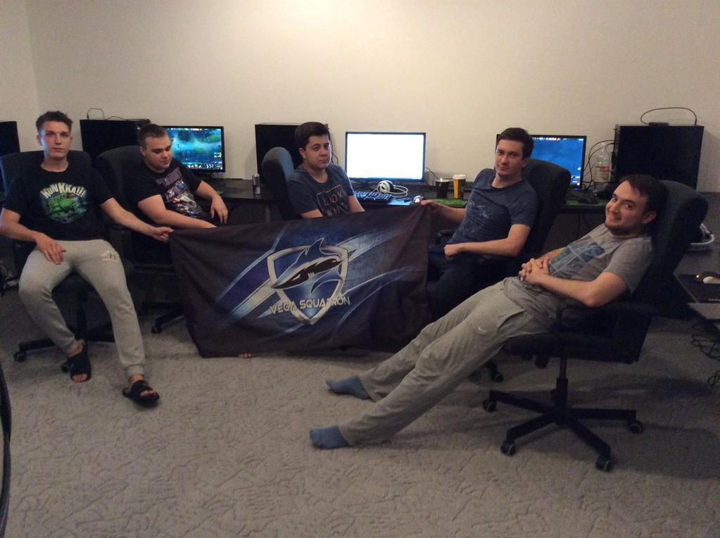 CSzdoTyUkAAIGrt.jpg:large