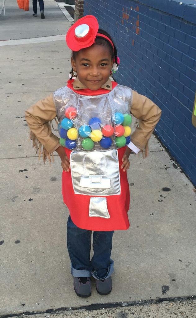 angluvsj's tweet photo. @AlexHolleyFOX29  I had my own gumball machine "Jasmine" my grand trick or treating in South Philly #fox29goodday https://t.co/GDwbllhT7p
