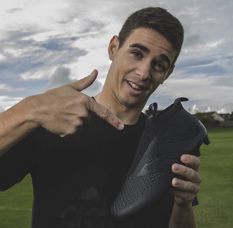 oscar8's tweet photo. No more laces! This is the future. #BeTheDifference
Não há mais cadarços! Apresento à vocês o futuro. #quebreabanca https://t.co/iFPS7IlBR9