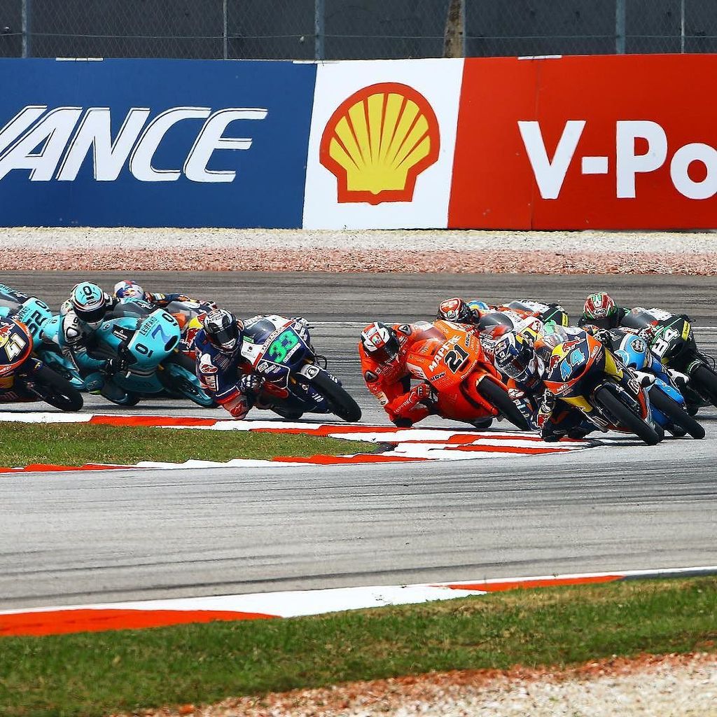 raddie_cz's tweet image. Shell Malaysia motorcycle Grand Prix #moto3 #sundayrace #firstcorner #cool #6th #position #smile #power by jakubkor…