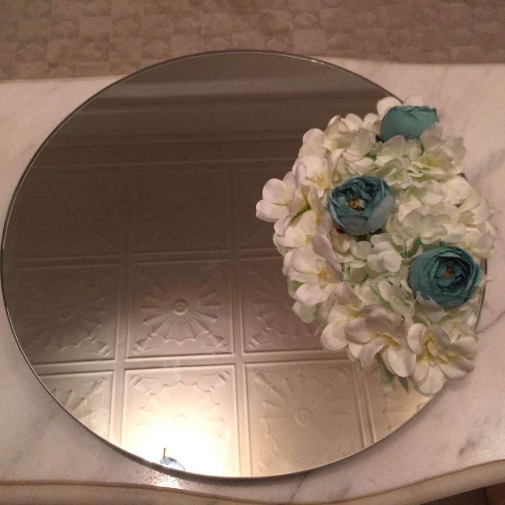 صينية مرايا دائرية الشكل بقواعد                   قطرها ٥٠ سم 💙