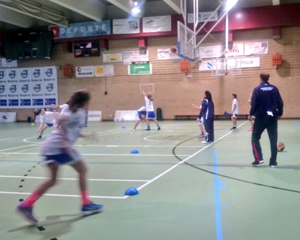 ccvedrunaou's tweet photo. Jornada Técnica de @danpetts en el Vedruna con los equipos #IFACCV #IFBCCV @OBRADOIROCAB @TvFollowus https://t.co/fUhNJqtcZg