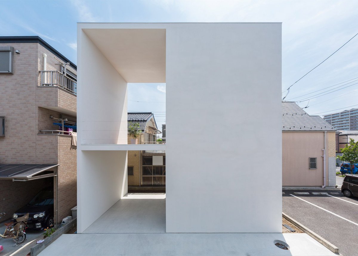 dezeen's tweet photo. A pair of large terraces channel through one side of this white house in Tokyo: https://t.co/PQKKaQ1m5i #Japan https://t.co/xPSzlmQrv6
