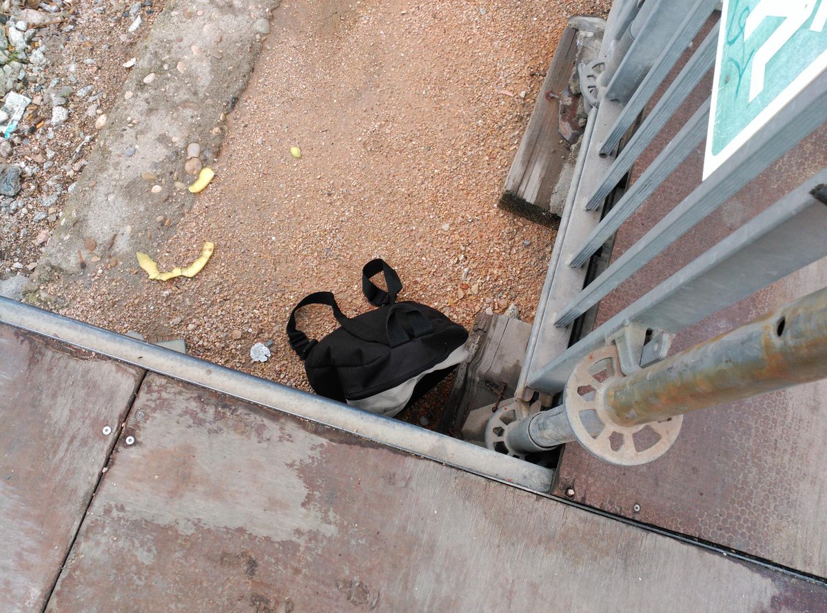 samuands's tweet photo. @policia mochila abandonada en el andén de Getafe industrial. Debajo de las escaleras. Por favor, Echad un vistazo. https://t.co/y6Oz2jENo1