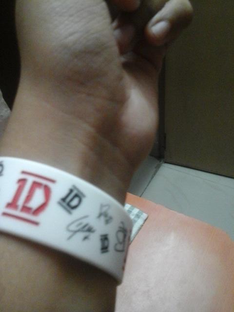 zidianspank's tweet photo. Nt gonna take it off till they cm back.. #PROMISEPROJECT
#ProudofOneDirection
#Promise
#PromiseYouWillReturnBack https://t.co/u0dOGFYqDr