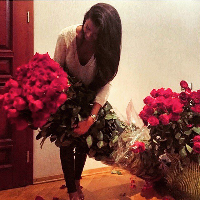 arkadaşıma sepetlerle güller gelir bana 1tane gül gelmez.<bu benim kaderimmi len?<