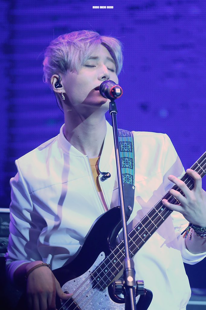 LoudLikeLove_6's tweet photo. 151018 대만 쇼케이스

무대위의 넌 한 폭의 명작👐
https://t.co/ZIbTsMWGrq

#Day6 #데이식스 #영현 #YoungK @youngk1993 https://t.co/rXoUm1eHW2