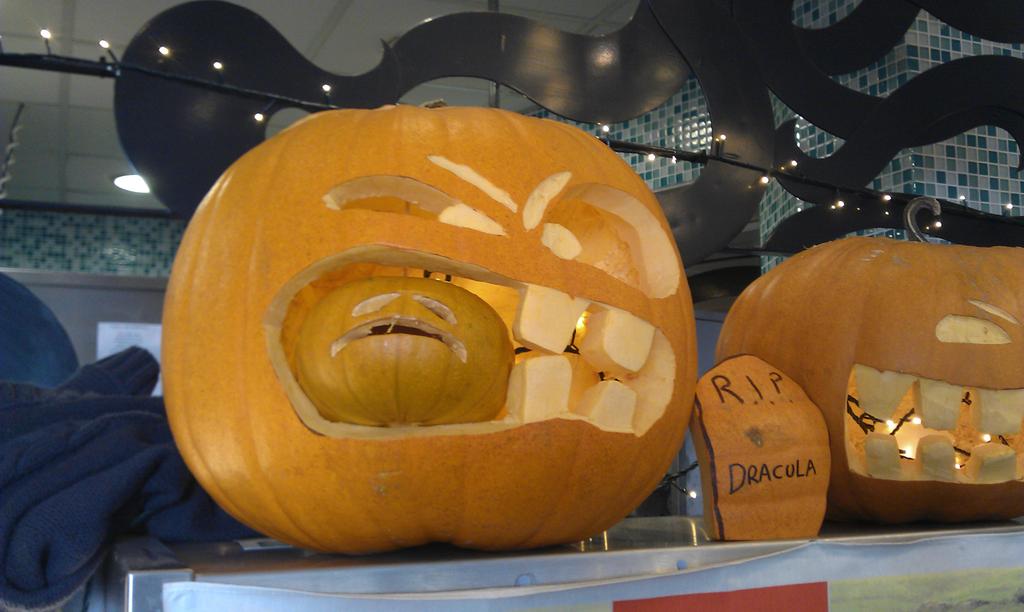 sjb_astro's tweet photo. Saw these brilliant pumpkins @HadleysofWhitby in #Whitby on Sunday :-) #Halloween #Hadleys https://t.co/PMiViAwba3