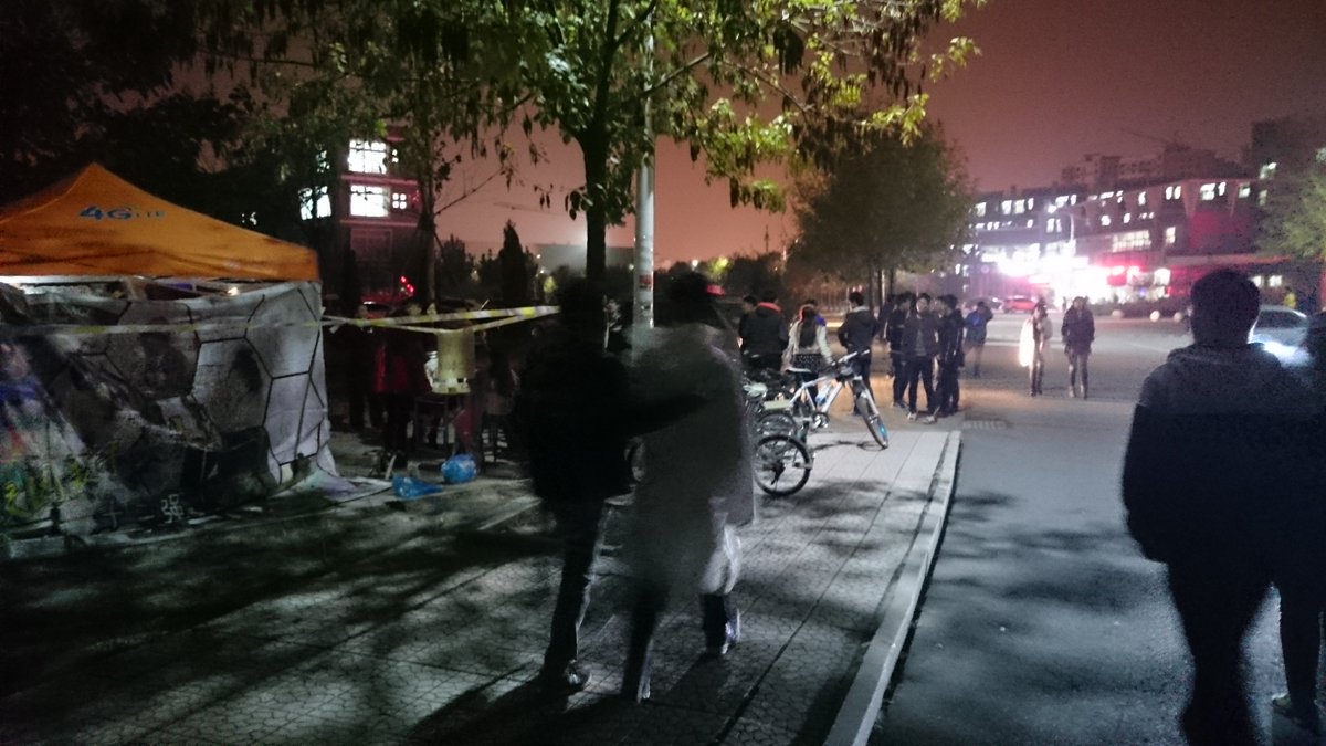 AllenL012's tweet photo. 还有被打伤的的工作人员……和排队的人山人海…… https://t.co/CPmZsfqt4h