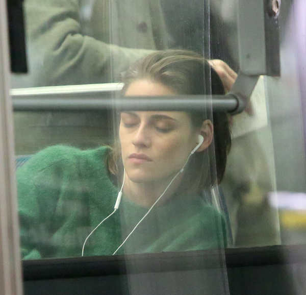 famouslive's tweet photo. MOOD: Kristen Stewart falling asleep on public transport https://t.co/CSo80VuOKk