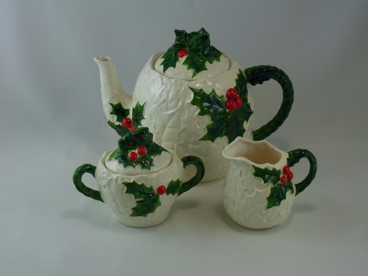 WhatnotsAndFanc's tweet image. Lefton White Holly etsy.com/listing/251486… #holidaytea #vintageonly #etsy.me